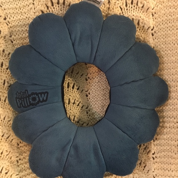 NWOT Total Pillow Neck Pillow - Picture 2 of 4